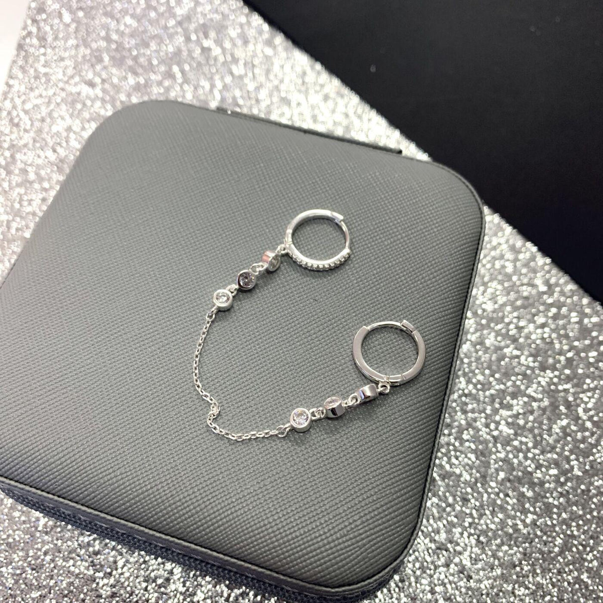 Brinco Prata Lana Argola Ear Line Cravejado de Cristal um lado