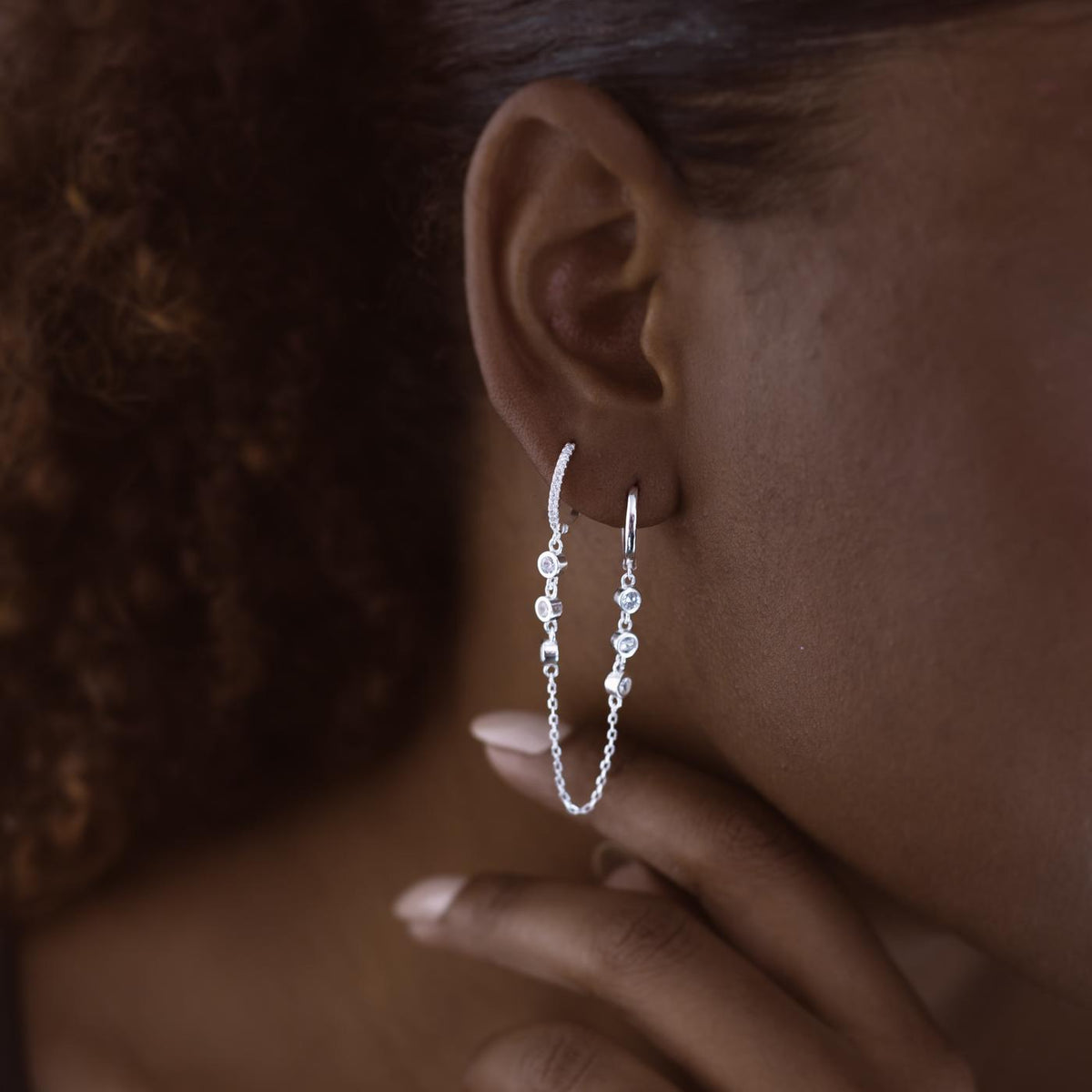 Brinco Prata Lana Argola Ear Line Cravejado de Cristal um lado
