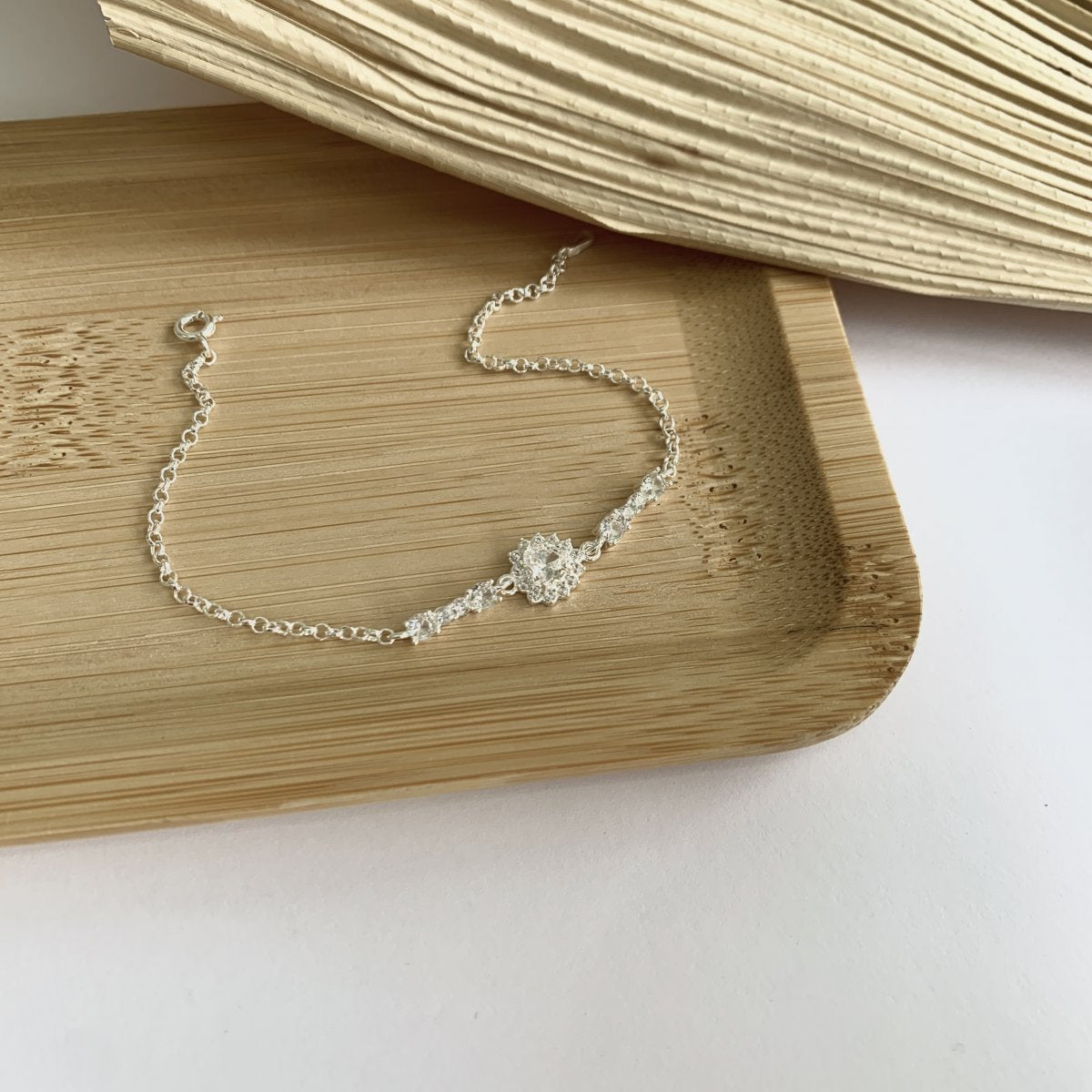 Pulseira Prata Coração Moldura com Cristais Cravejados